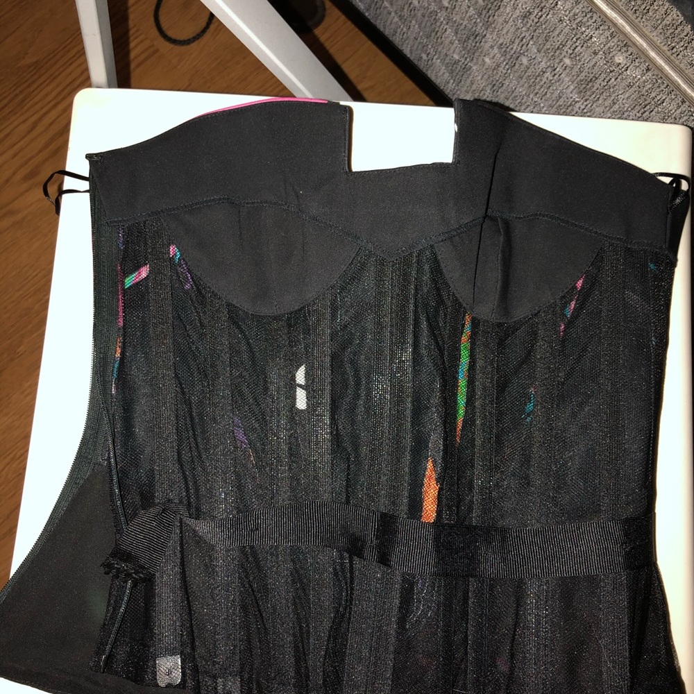 Beautiful Bustier - Picture 3 of 8